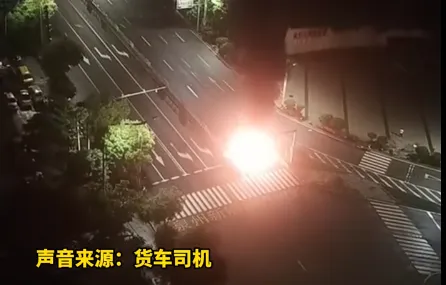 福建南安一轿车当街爆燃有人身亡