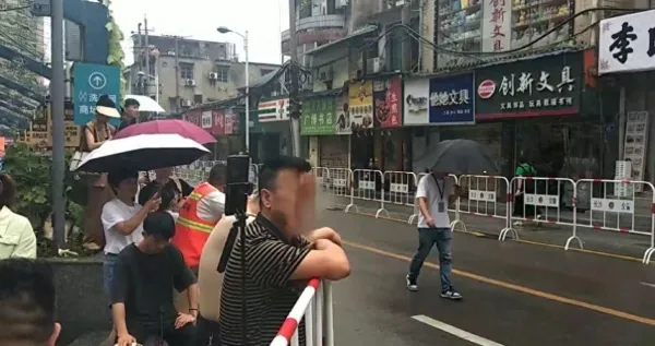 高考第二日湖南局地有雨 家长雨中撑伞送考 喊口号为考生送行