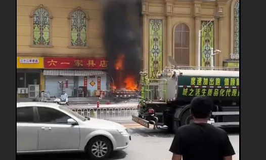 河北保定一店铺突然着火 洒水车碰巧路过秒变消防车灭火 向环卫工人致敬